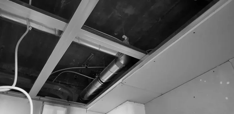 Abgehängte Decke im Trockenbau während der Montage