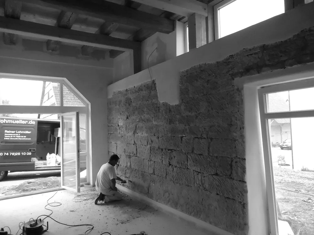 Freigelegte historische Sandsteinwand während der Sanierung