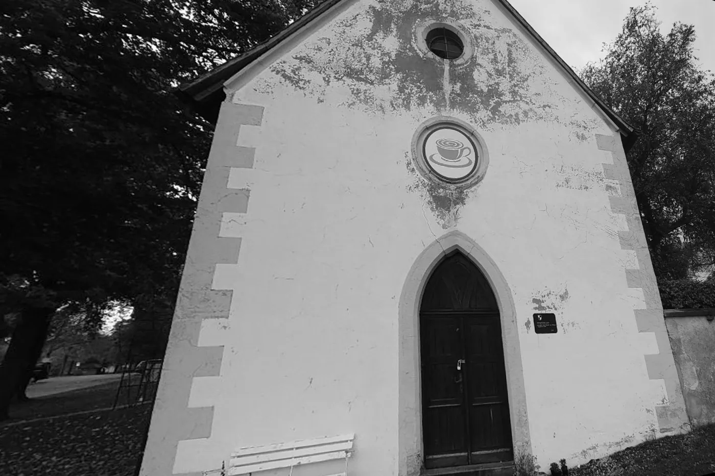 Heiligkreuzkirche Hechingen vor der Fassadensanierung mit abblätterndem Anstrich