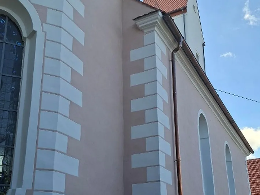 Pfarrkirche St. Nikolaus in Pfronstetten nach der Fassadensanierung