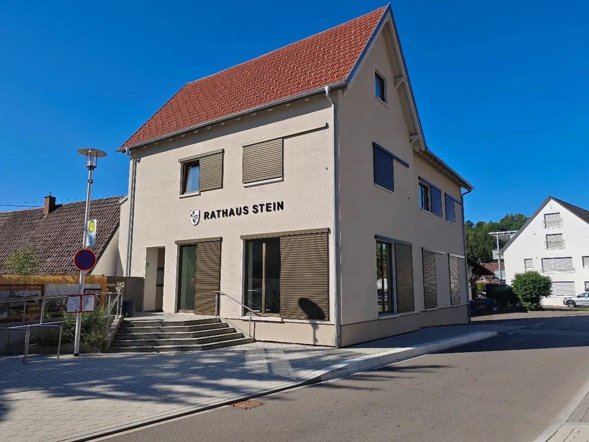 Rathaus Stein mit neuem Besenputz