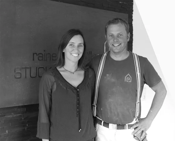 Rainer und Yvonne Lohmüller vor der Firmentafel des Stuckateurbetriebs